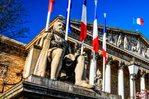 Парламент Франции окончательно одобрил введение COVID-паспортов
