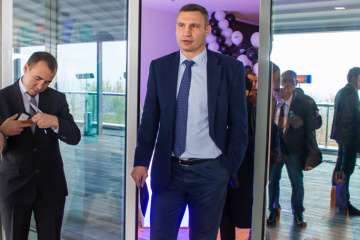 Vitali Klitschko turns into Santa Claus