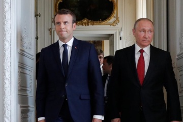 Emmanuel Macron n'exclut pas de retirer la Légion d'honneur à Poutine