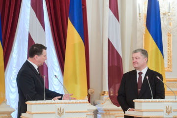 Україна і Латвія мають спільне бачення протидії гібридним загрозам РФ — Президент