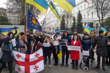 Посольство РФ в Австрії пікетували через напад на українські кораблі