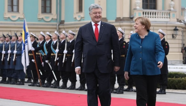 ポロシェンコ大統領とメルケル独首相、マリンシキー宮殿で会談を開始