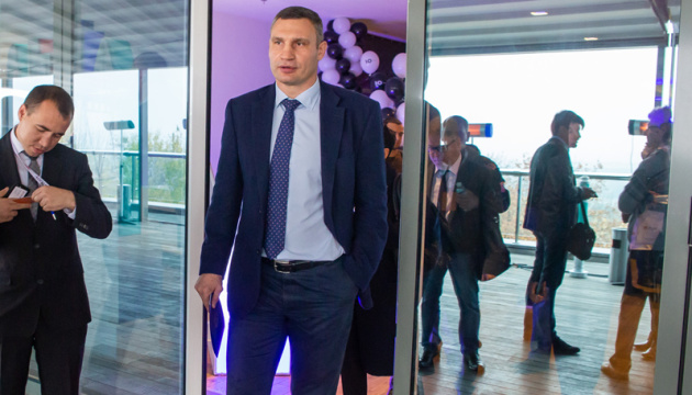 Vitali Klitschko turns into Santa Claus