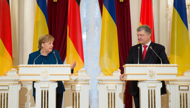 Poroschenko und Merkel besprechen Lage im Asowschen Meer