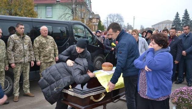 Із загиблим на Донбасі воїном попрощалися на Вінниччині