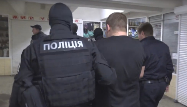 Копа, причетного до жорстоких вимагань у харківському метро, залишили під вартою Копа, причетного до жорстоких вимагань у харківському метро, залишили під вартою