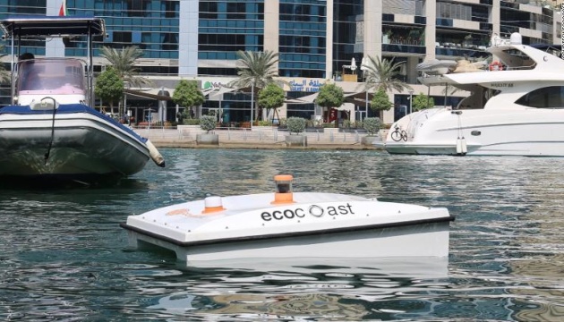 У затоку Дубая випустили дрон-акулу для збору сміття
