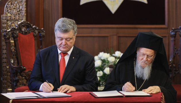 ポロシェンコ大統領とヴァルソロメオス１世コンスタンティノープル総主教、協力協定に署名