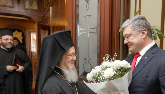 Poroshenko, Patriarch Bartholomew sign agreement on cooperation