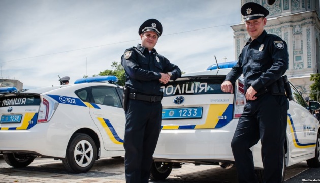 Grupos móviles policiales para responder a la violencia doméstica empiezan a operar en Ucrania