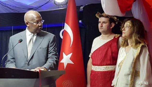 Туреччина відкликала посла в Уганді через давньогрецьке вбрання