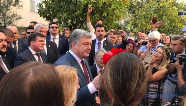 Poroshenko opens Ukrainian community center in Antalya