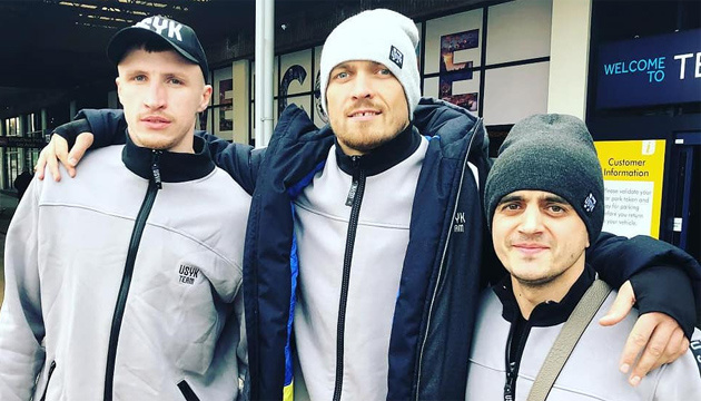 Boxen: Usyk mit seinem Team in Manchester eingetroffen