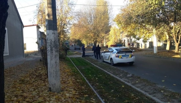 В Одессе полицейские застрелили мужчину, который бросался на них с топором В Одессе полицейские застрелили мужчину, который бросался на них с топором