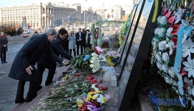 ハーン欧州委員とクリムキン外相、マイダン犠牲者を弔う「天国の戦士」通りで献花