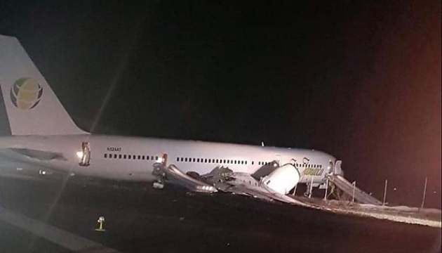 У Південній Америці літак не зміг вчасно зупинитись, є постраждалі
