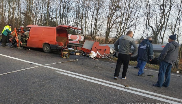 На Рівненщині мікроавтобус влетів у вантажівку, троє загиблих На Рівненщині мікроавтобус влетів у вантажівку, троє загиблих