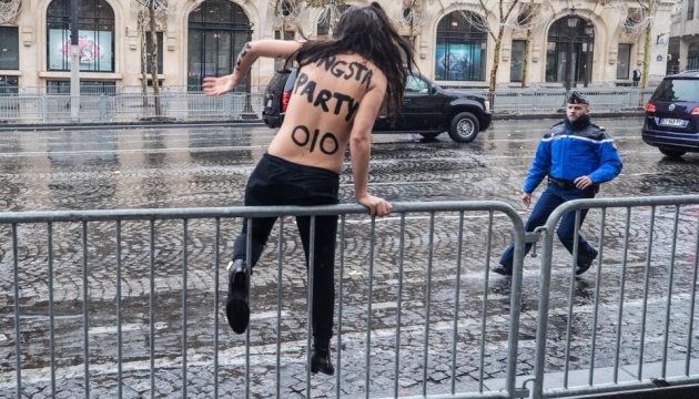 Femen атакували кортеж Трампа у Парижі, поліція затримала трьох Femen атакували кортеж Трампа у Парижі, поліція затримала трьох