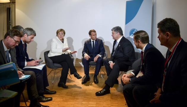 Poroschenko besprach mit Macron und Merkel Friedensstifter und Geiseln  