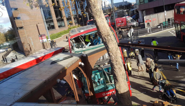 У Лондоні автобус протаранив зупинку: 20 постраждалих
