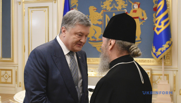 Poroshenko asks Metropolitan Onufriy to help rescue Ukrainian sailors