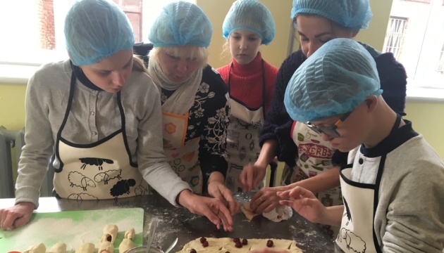 У житомирській школі відкрили благодійну міні-пекарню для дітей