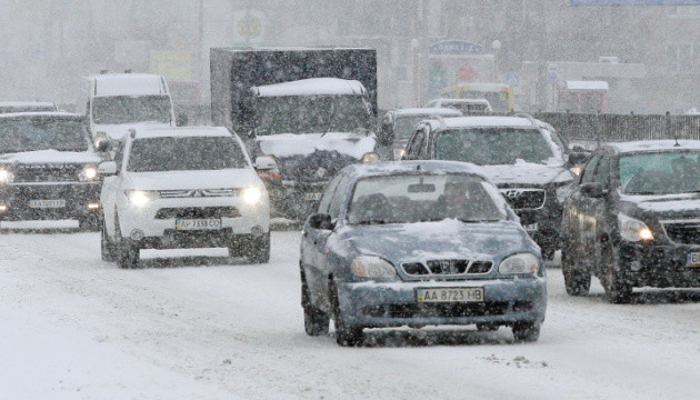 Київ відсвяткував перший сніг п'ятьма сотнями автомобільних “поцілунків”