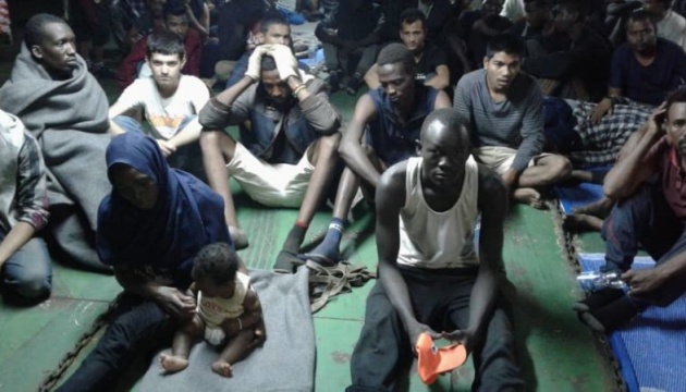 У Лівії мігранти забарикадувалися на кораблі, відмовляючись сходити на берег