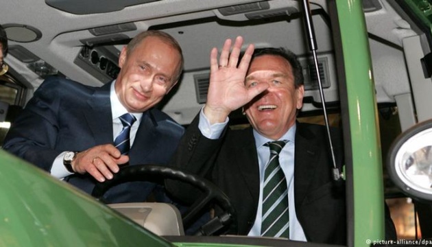 Шредер пропонує зняти з Росії «безглузді» санкції