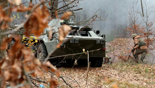 Im Donbass kommen weiter verbotene Waffen zum Einsatz, ein Soldat getötet, drei verletzt