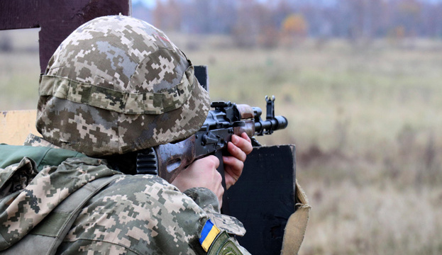 За добу окупанти майже 30 разів обстріляли сили ООС - є поранений