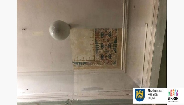 Во львовской поликлинике нашли уникальную стенопись Во львовской поликлинике нашли уникальную стенопись