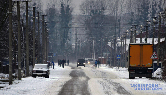 Сильний сніг, вітер та ожеледиця: українців попереджають про складні погодні умови