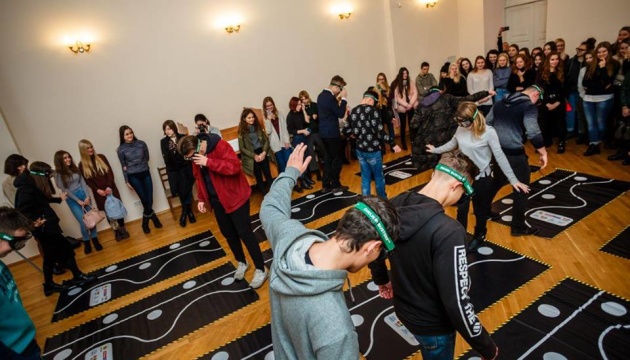 Студенти київського університету спробували пройти рівно в алкоокулярах Студенти київського університету спробували пройти рівно в алкоокулярах