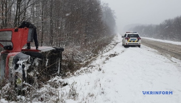 Через снігопад на Буковині перекинулися позашляховик та автокран