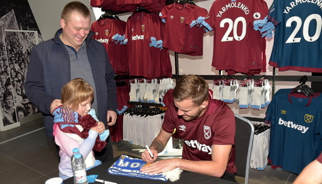 Yamolenko se reúne con los hinchas del West Ham (Foto) Yamolenko se reúne con los hinchas del West Ham (Foto)