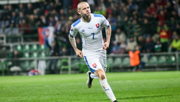 Футбол: під час матчу з Чехією хавбек словаків демонстративно залишив лаву запасних