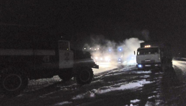 Під Дніпром із снігового замету витягнули автобус з дітьми та дві вантажівки