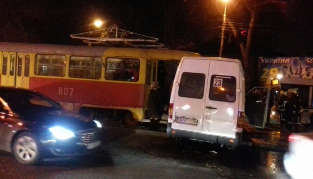 У Запоріжжі трамвай зіткнувся з маршруткою