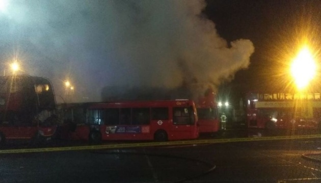 На околиці Лондона горіли та вибухали 11 автобусів