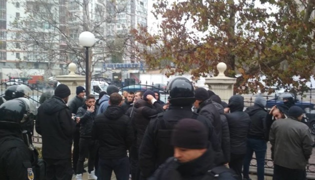 Штовханина в одеському суді: поліція затримала півсотні учасників