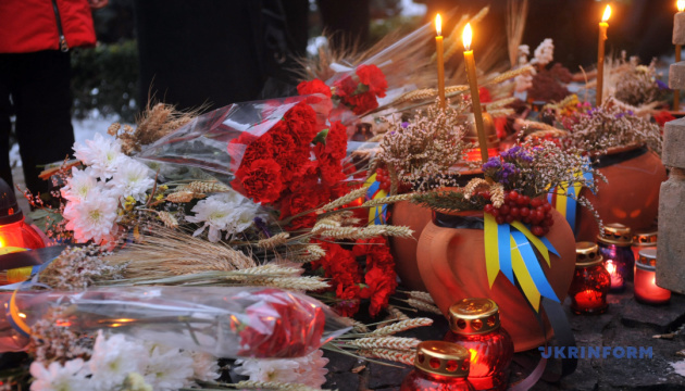У Вінниці вшанували пам'ять жертв Голодомору мітингом-реквіємом У Вінниці вшанували пам'ять жертв Голодомору мітингом-реквіємом