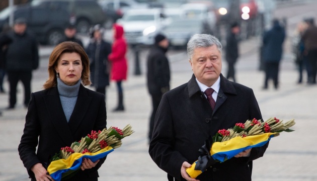 Porochenko et son épouse ont déposé des épis de blé en signe commémoratif des victimes du Holodomor