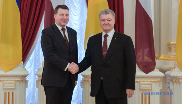 Порошенко: Латвия — не только друг, но и адвокат Украины Порошенко: Латвия — не только друг, но и адвокат Украины
