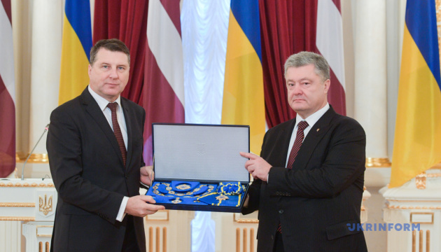 Порошенко нагородив президента Латвії орденом Ярослава Мудрого