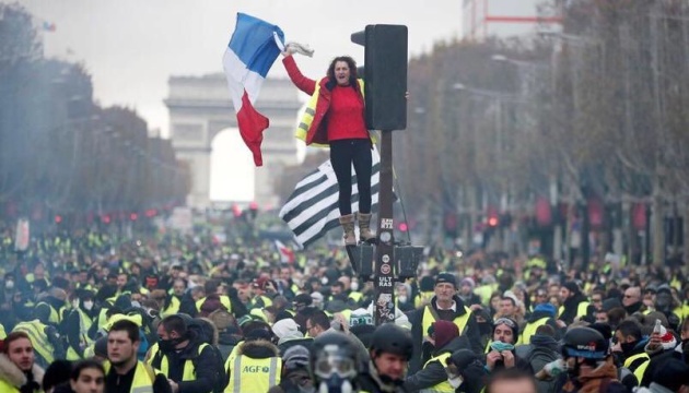 Влада Франції покладає на Ле Пен відповідальність за масові безлади