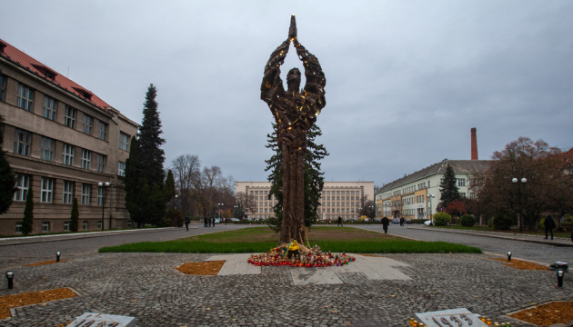 В Ужгороді встановили монумент жертвам Голодомору