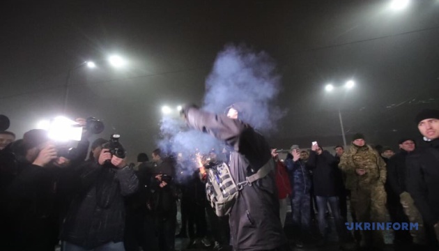 Les activistes manifestent devant l’ambassade de Russie à Kyiv