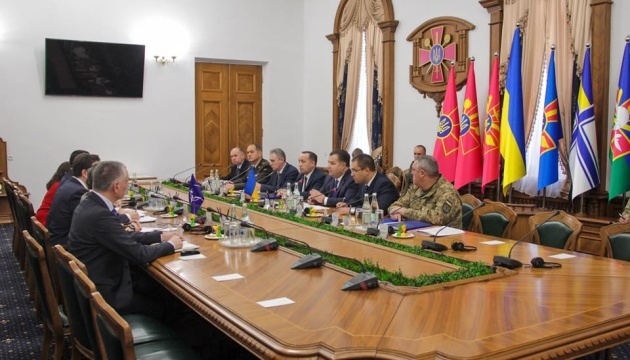 Poltorak meets with head of NATO Representation to Ukraine to discuss situation in Sea of Azov