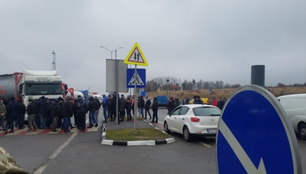 “Евробляхеры” до сих пор блокируют движение к 7 пунктам пропуска на границе “Евробляхеры” до сих пор блокируют движение к 7 пунктам пропуска на границе